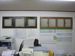 窓工房 入間店のインプラス（左）、プラメイクE（右）